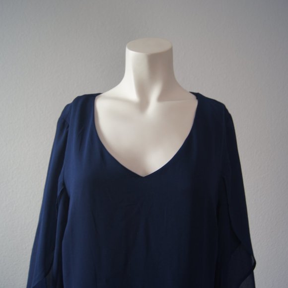 Luxology Bell Sleeves Dress - Picture 2 of 6